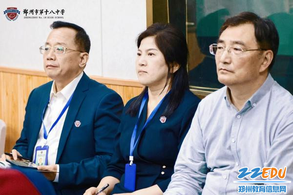 党委书记段亚萍、校长魏勇及评课专家听课