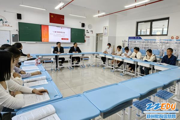 各教研组分小组召开“三新”教育教学研讨会