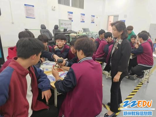 校长都亚萍查看小组研讨成果