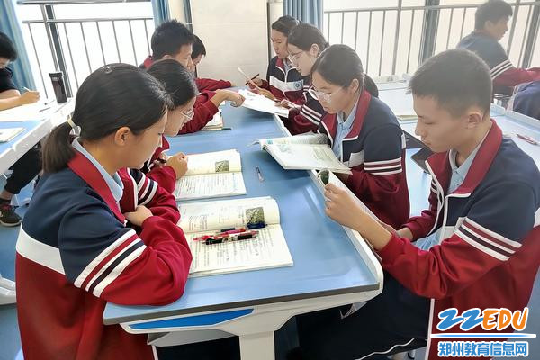 学生小组讨论