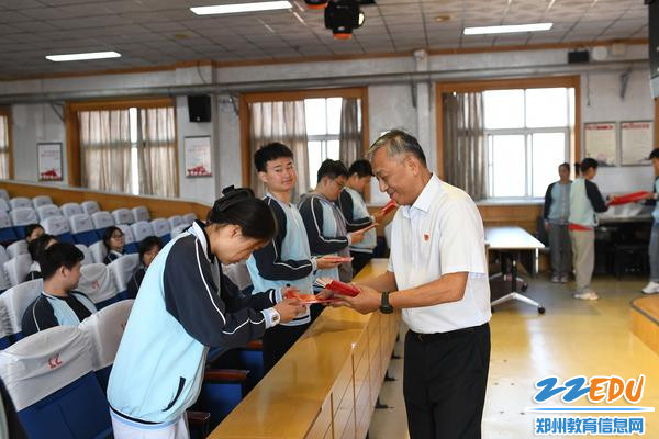 校长孙建国为学生发放团员证（？