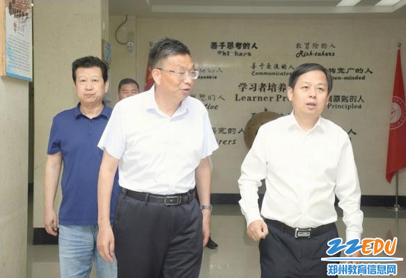 1梁寅峰（左）向耿勇军（右）介绍国际部办学情况