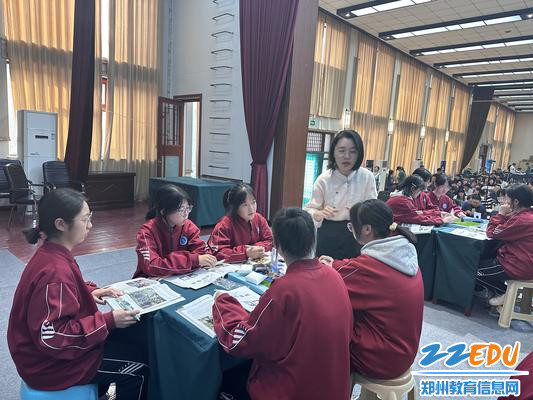 郑州18中美术教师刘倩楠为学生讲解