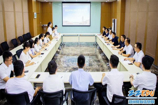10学校举行新进教师培训会