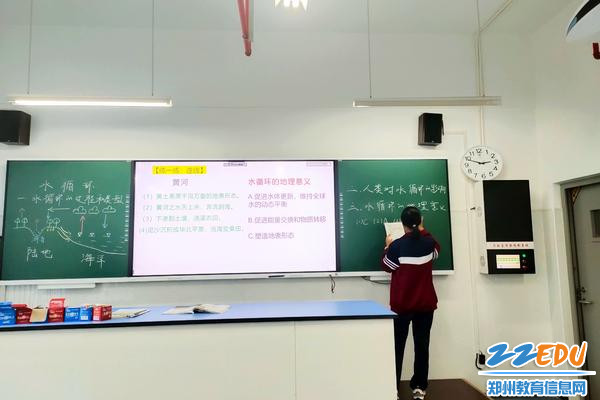 上黑板作答的学生