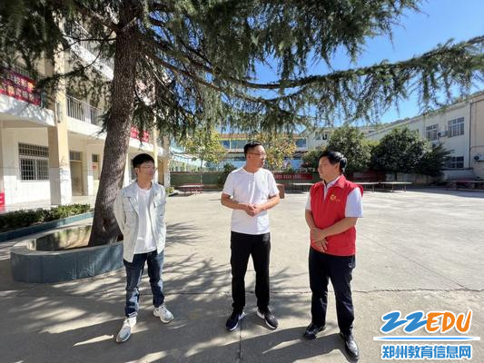 郑州市第三十一高级中学党总支书记张新慧和新密市超化镇新庄小学领导交流研讨
