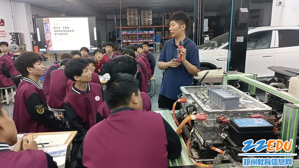 学生认真聆听青年教师授课