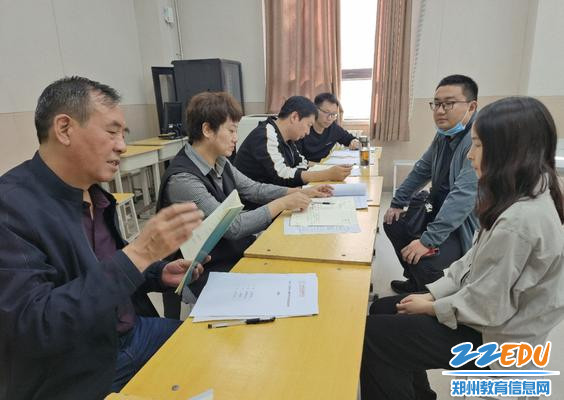 评委组为青年教师评课