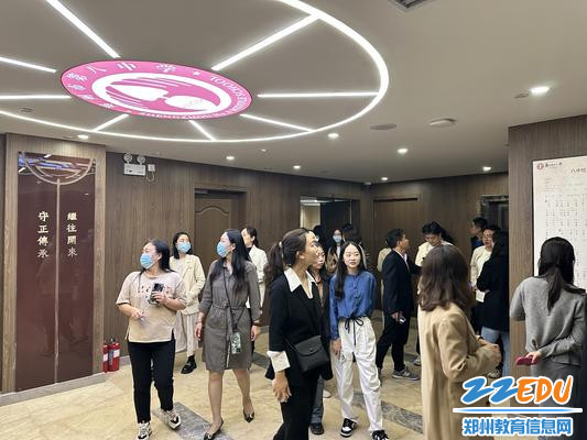 2全体老师参观校音乐社团场地
