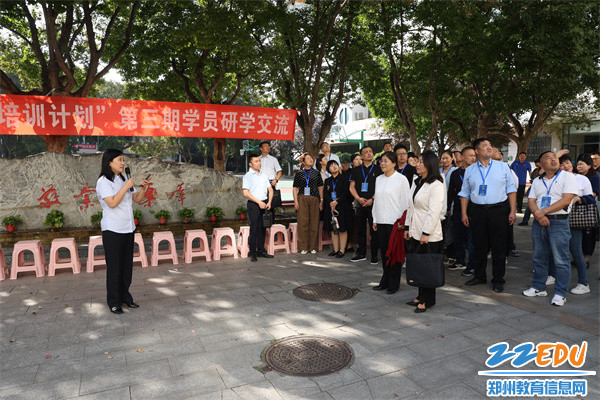 2李佳校长介绍办学历史、办学理念、办学特色、教学成果等情况