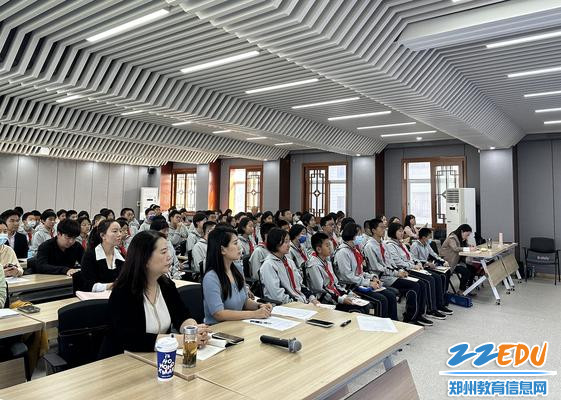4参会老师与学生认真聆听