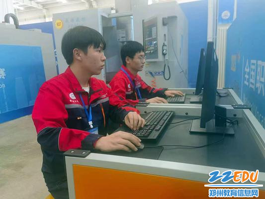 参赛选手在熟悉赛场的环节中逐项调试比赛设备熟练比赛环境