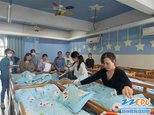 4.比赛开始，评委认真观察每一位保育老师的操作细节并记录