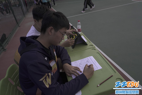 工作人员认真记录_副本