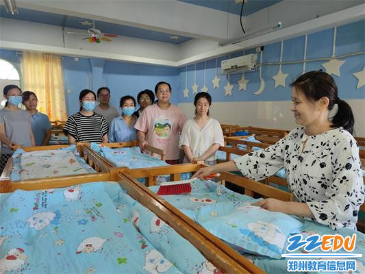 2.认真折、叠、扫做好每一个细节