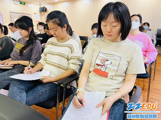 8教师认真学习并记录 (2)