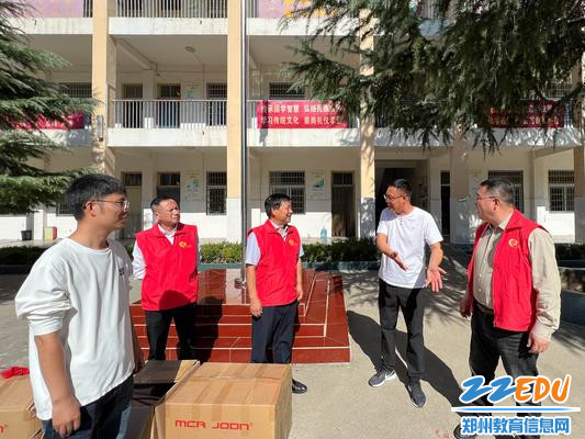 5向超化镇新庄小学捐赠文体用品丰富学生课余生活