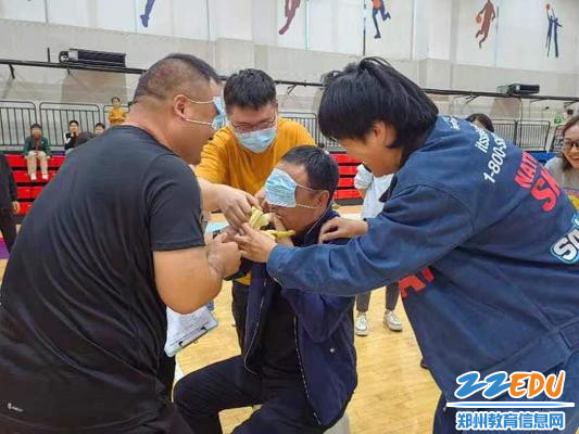 “蒙眼吃香蕉”，不亦乐乎