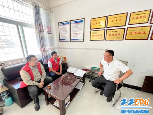 4与超化镇新庄小学校长进行交流