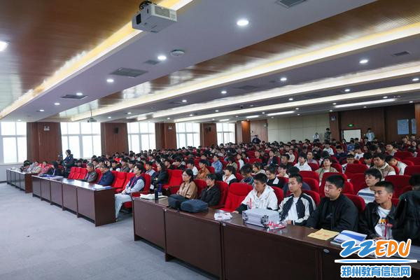 4各院校辅导教师和参赛选手认真听讲