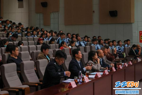 4嘉宾认真聆听