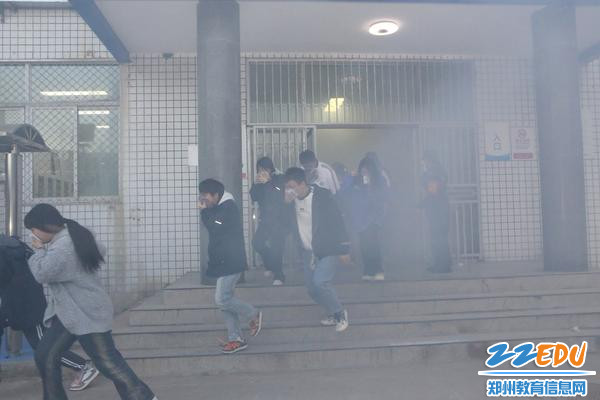 2.同学们迅速撤离教学楼