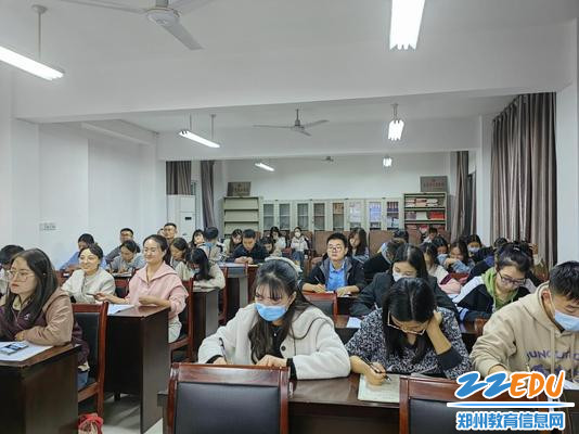 参训老师认真聆听