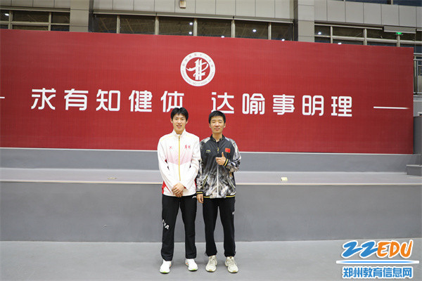 3温瑞博与教练张旭合影