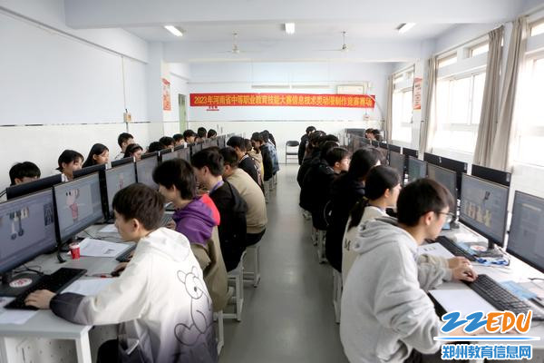 5参赛选手们在比赛现场沉着冷静比赛
