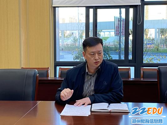郑州市第一〇七高级中学校长郑伟进行总结