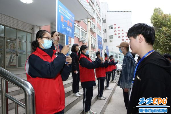 4参赛人员有序等待入场