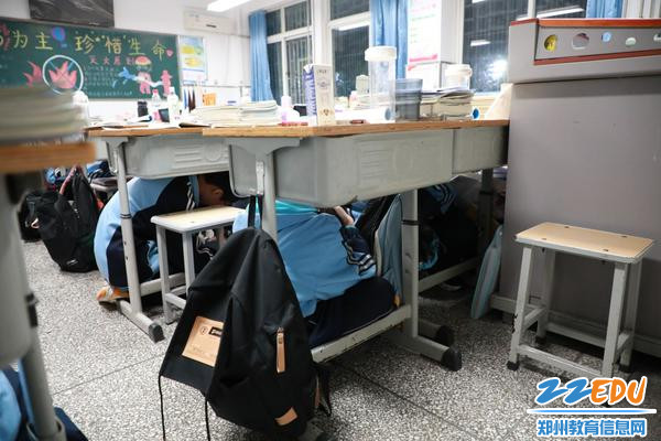 学生们在教室里进行紧急安全躲避
