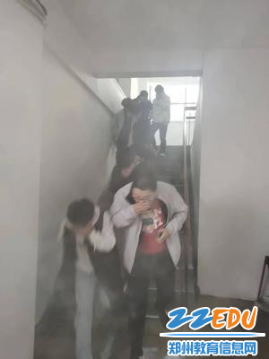 1.快速有序撤离教室