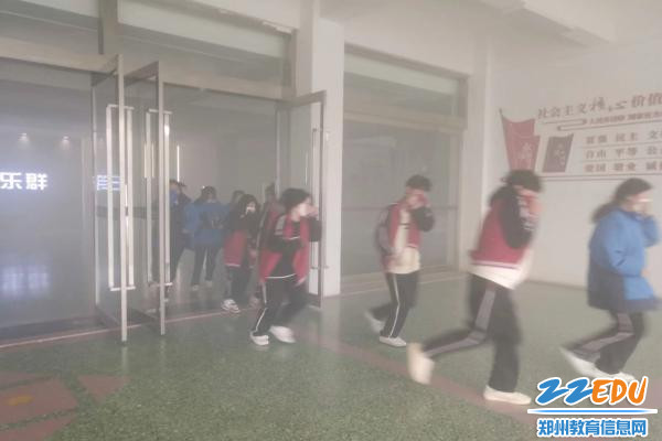 遮挡口鼻，冲出烟雾