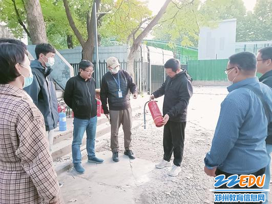 8消防员讲解灭火器使用方法