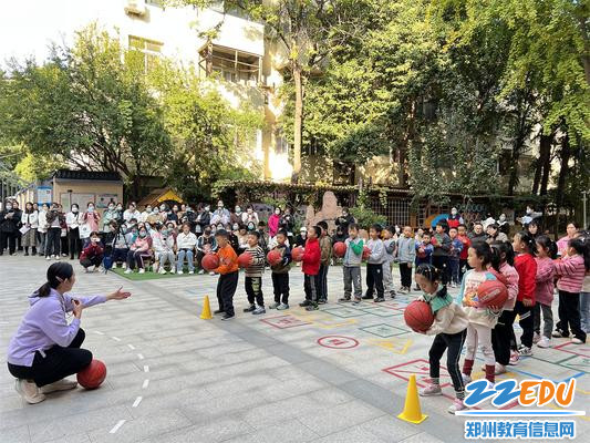 1.4侯文博老师执教大班体育活动《我是小小解放军》