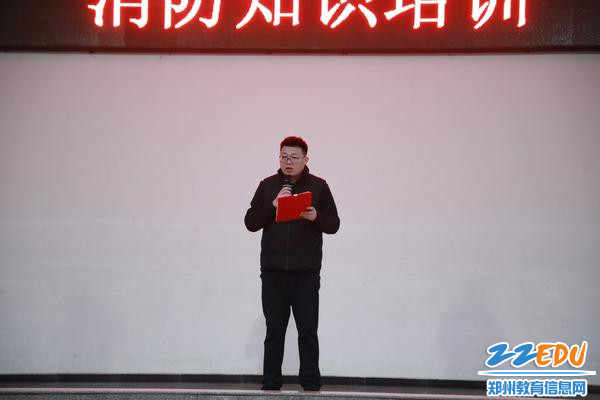 高一年级长杨鹏飞主持演练活动