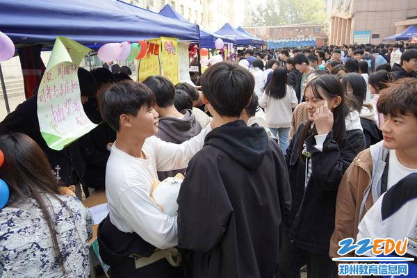 2.活动现场热闹非凡