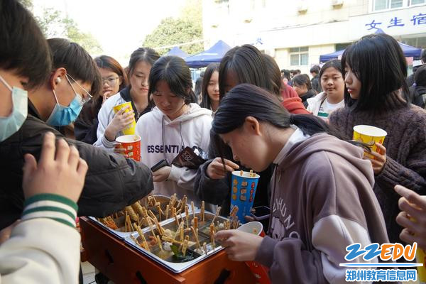 7.关东煮摊位前排长队