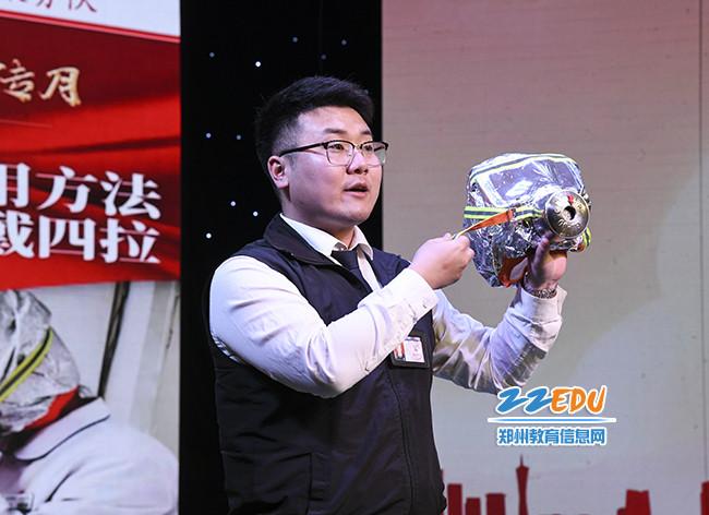 2 王梦阳教员现场演示如何正确佩戴防毒面具