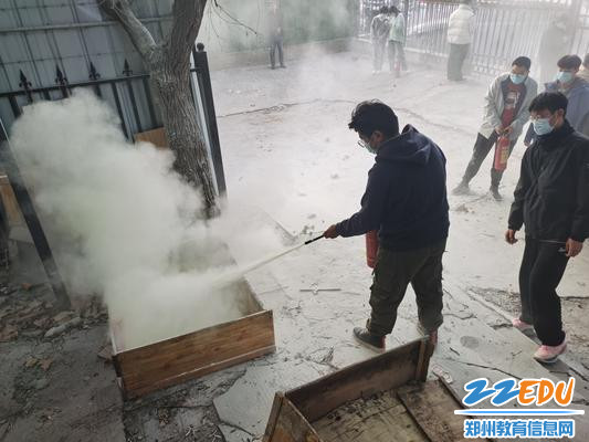 9.学生进行灭火器实践操作