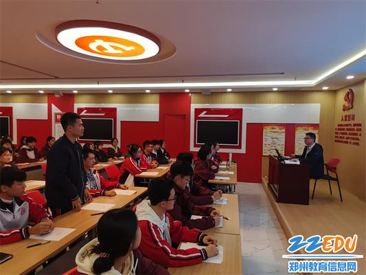 与入团积极分子课堂互动