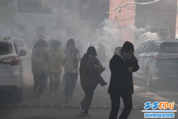 5.按秩序迅速撤离“火灾”现场