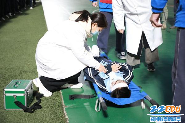 模拟救助受伤学生3