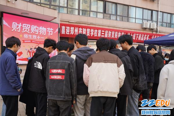 3.现场围满了“顾客”