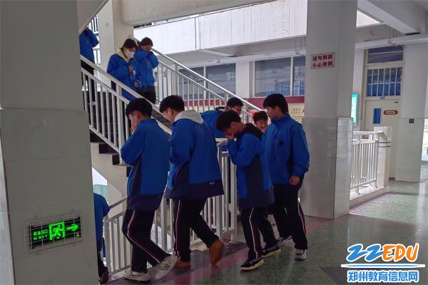 靠楼梯右边迅速下楼