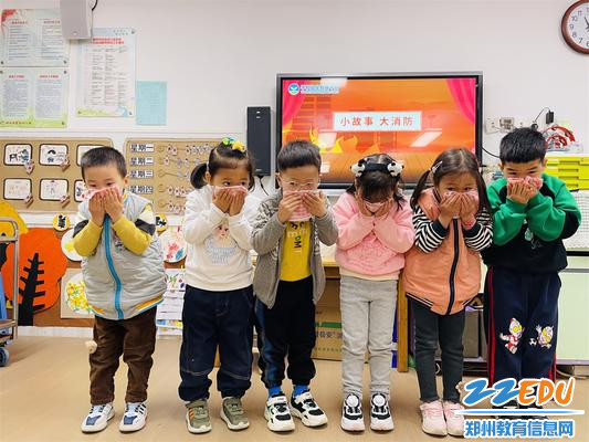 8幼儿进行情境模拟“遇见火灾怎么办”