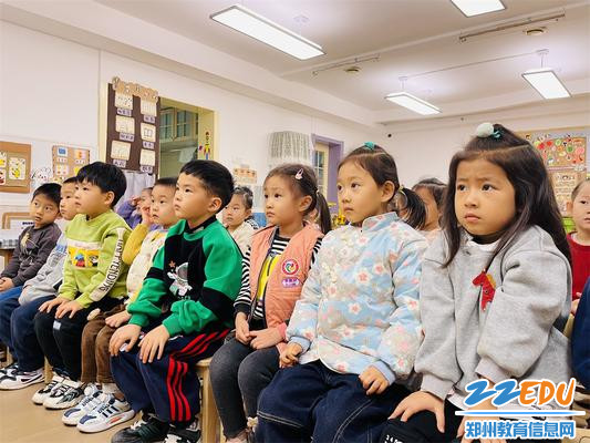 2孩子们认真观看消防安全视频