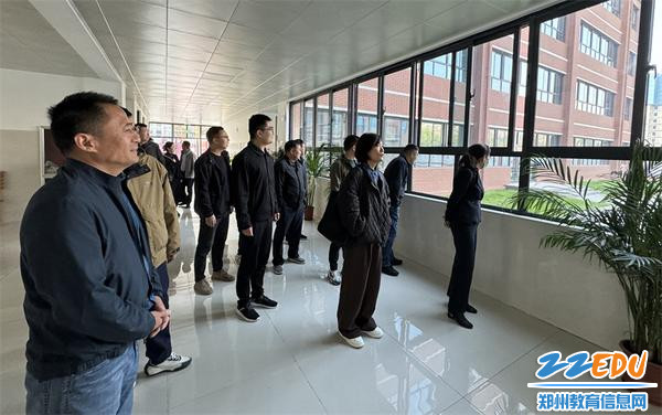 两校领导和老师参观校舍