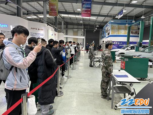 赛前进行场地展示